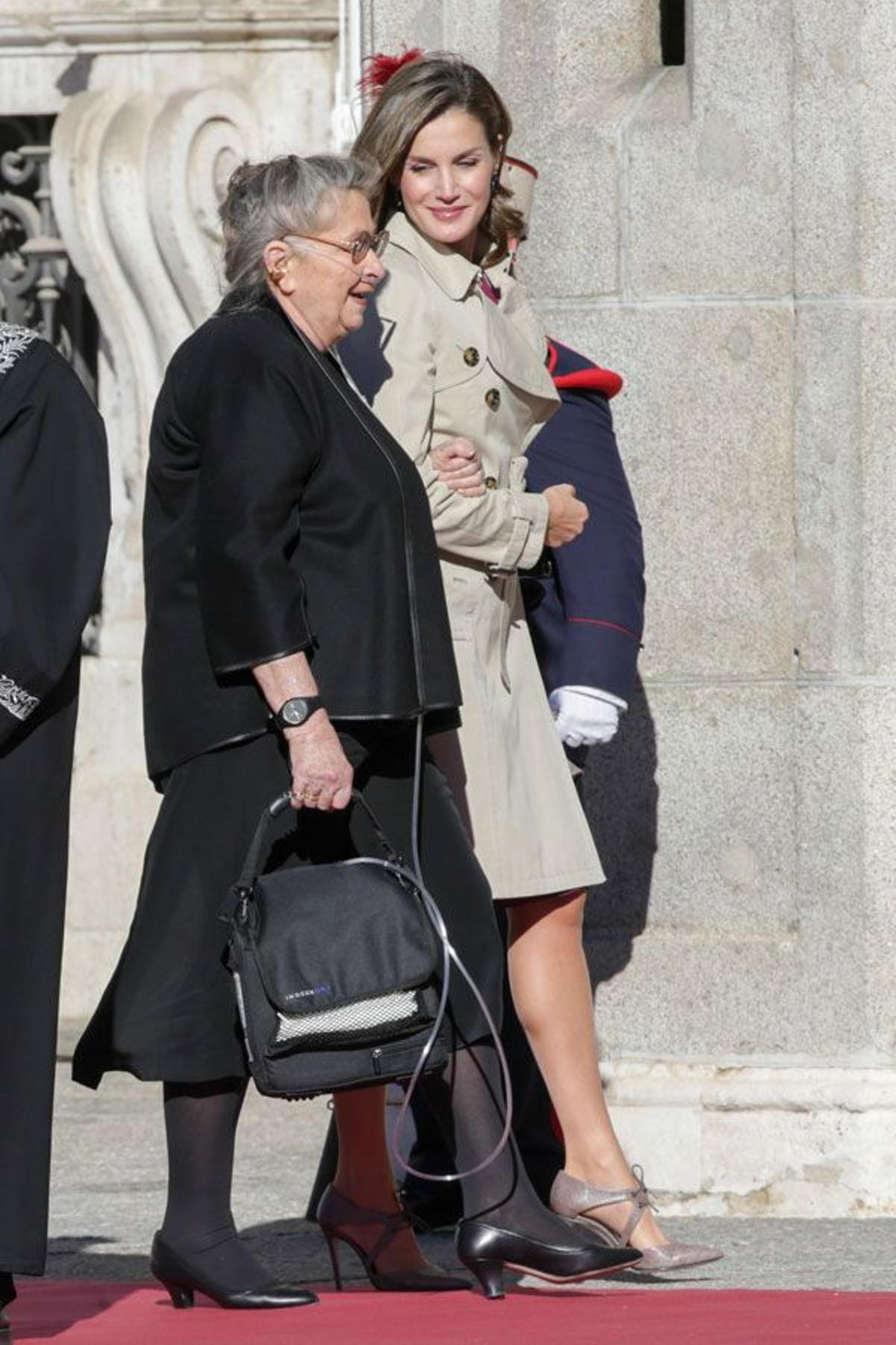 Letizia Ortiz con trench de Burberry y tacones de Magrit en Madrid