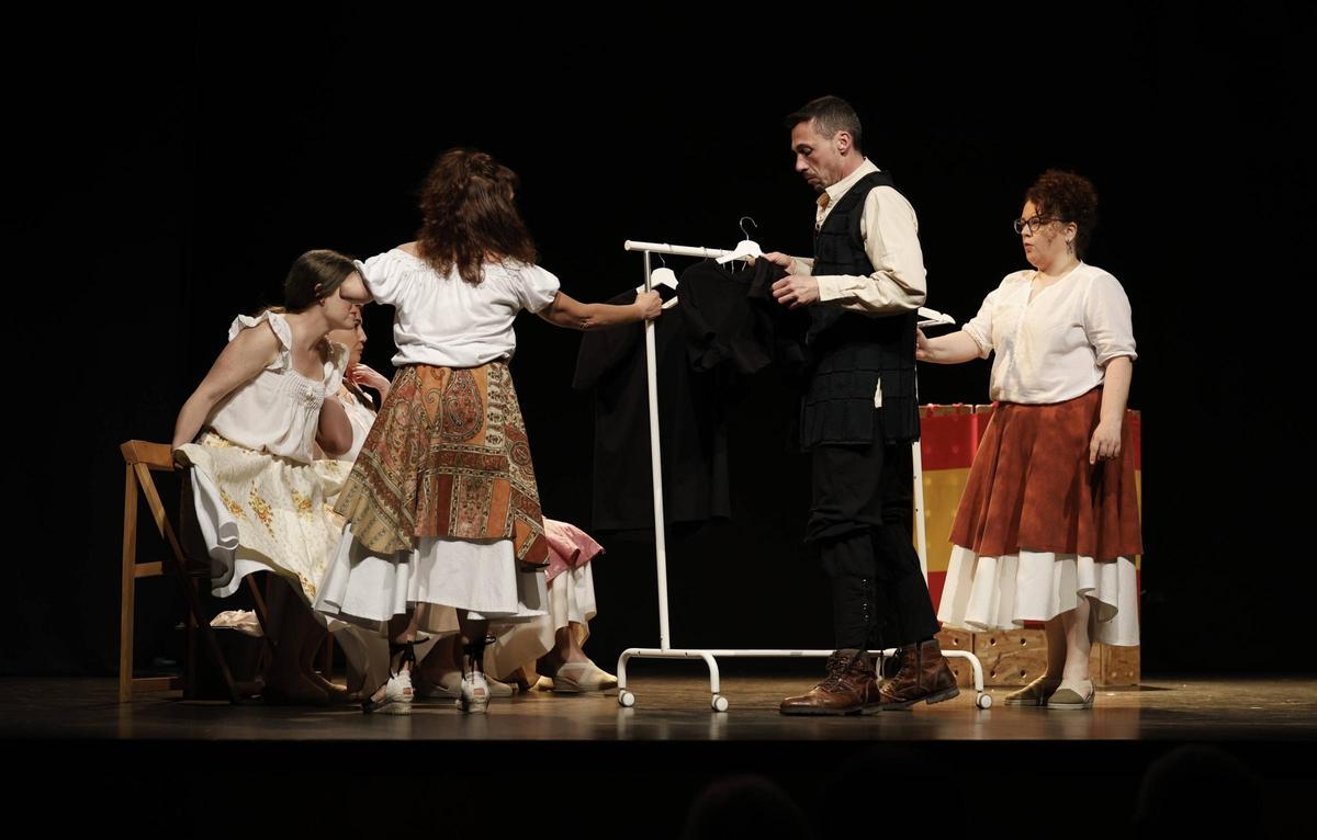 Un momento de la representación de "Redescubriendo a Fuenteovejuna", de Eca Teatro.