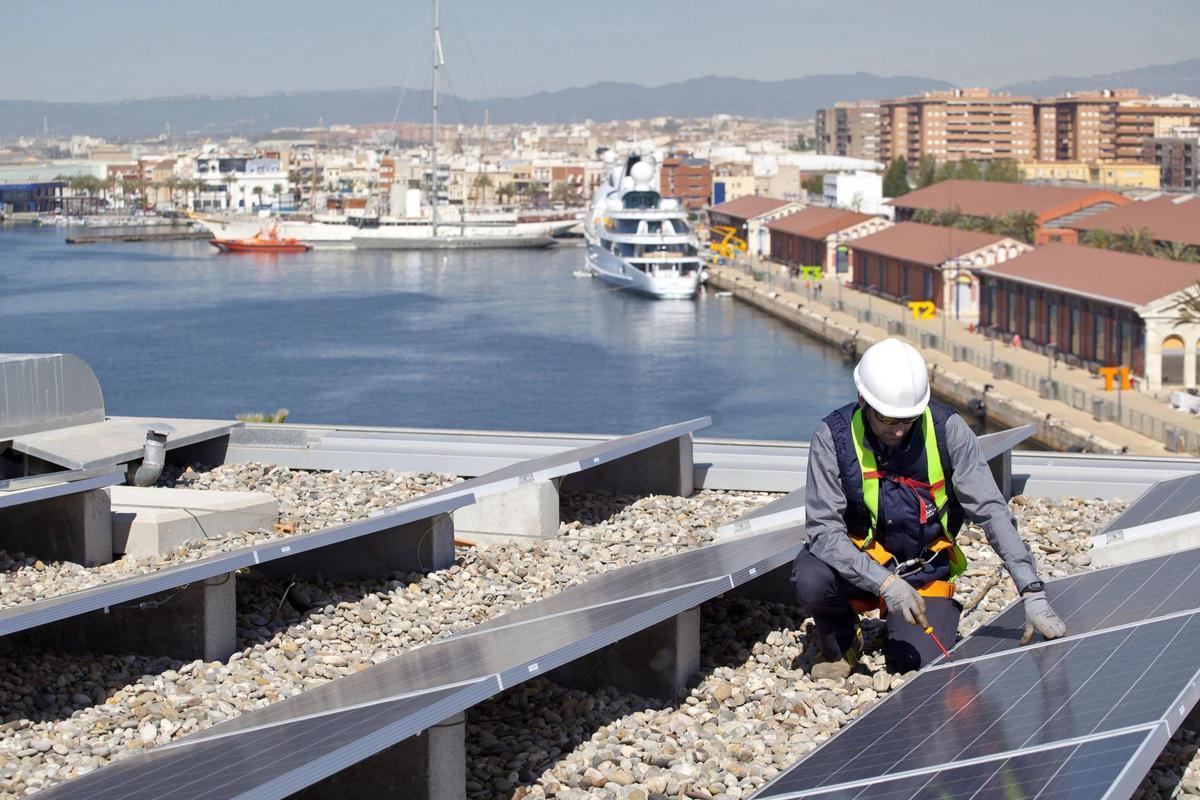 Un trabajador instala placas fotovoltaicas en el Port de Tarragona.