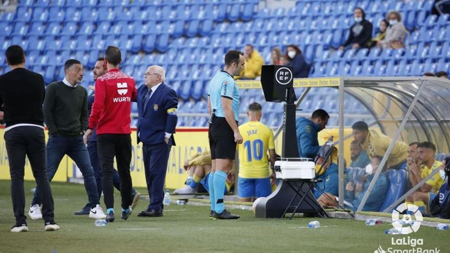 Arcediano Monescillo revisa el VAR durant el Las Palmas-Girona (1-3)