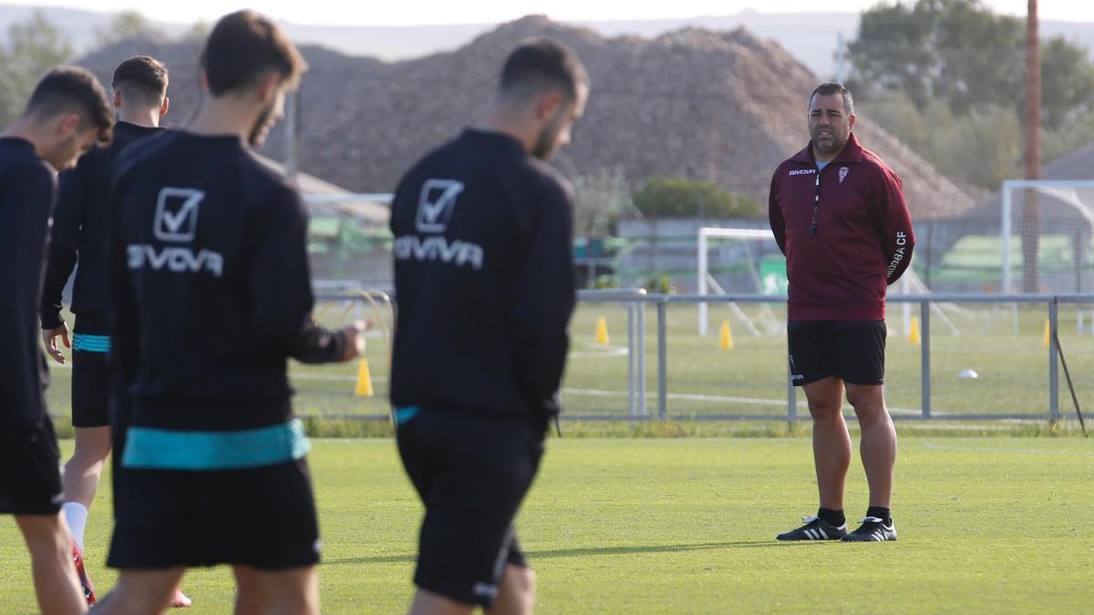 Germán Crespo observa a sus jugadores durante un entrenamiento del Córdoba CF, la pasada semana.
