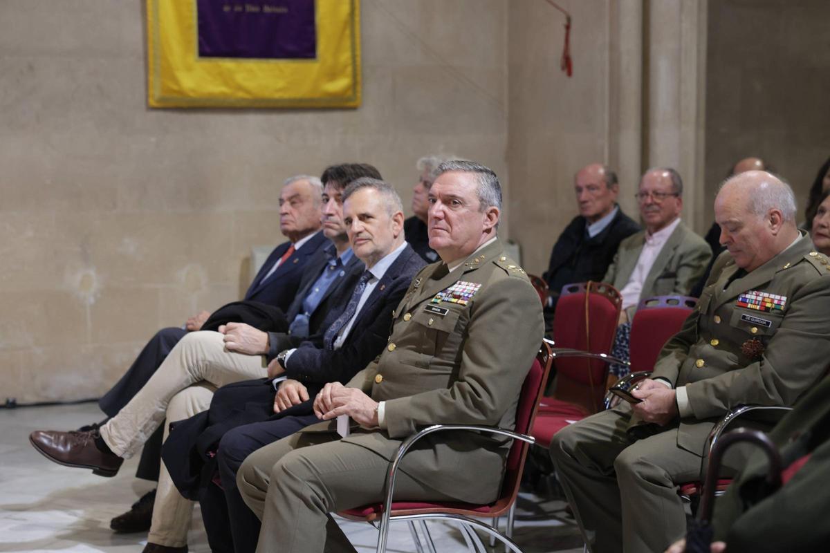 En el centro, el comandante general de Baleares, Fernando Luis Gracia