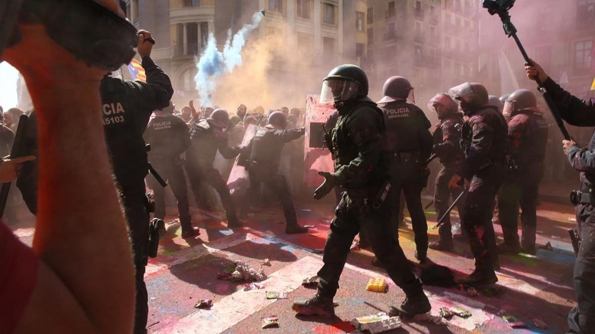 Enfrentamiento entre policías y soberanistas.