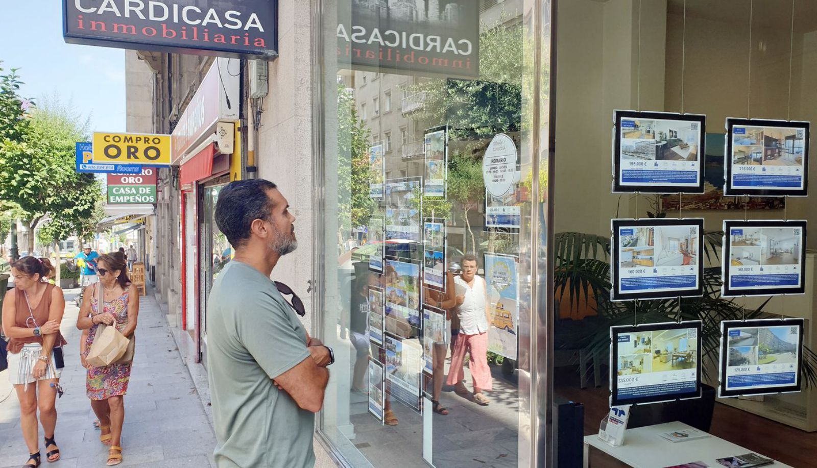 Escaparate de una inmobiliaria en Vigo