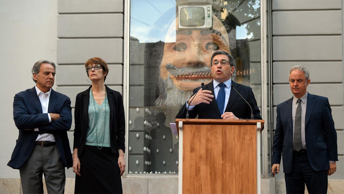 El seu bigoti presentava la seva clàssica postura de les deu i deu.