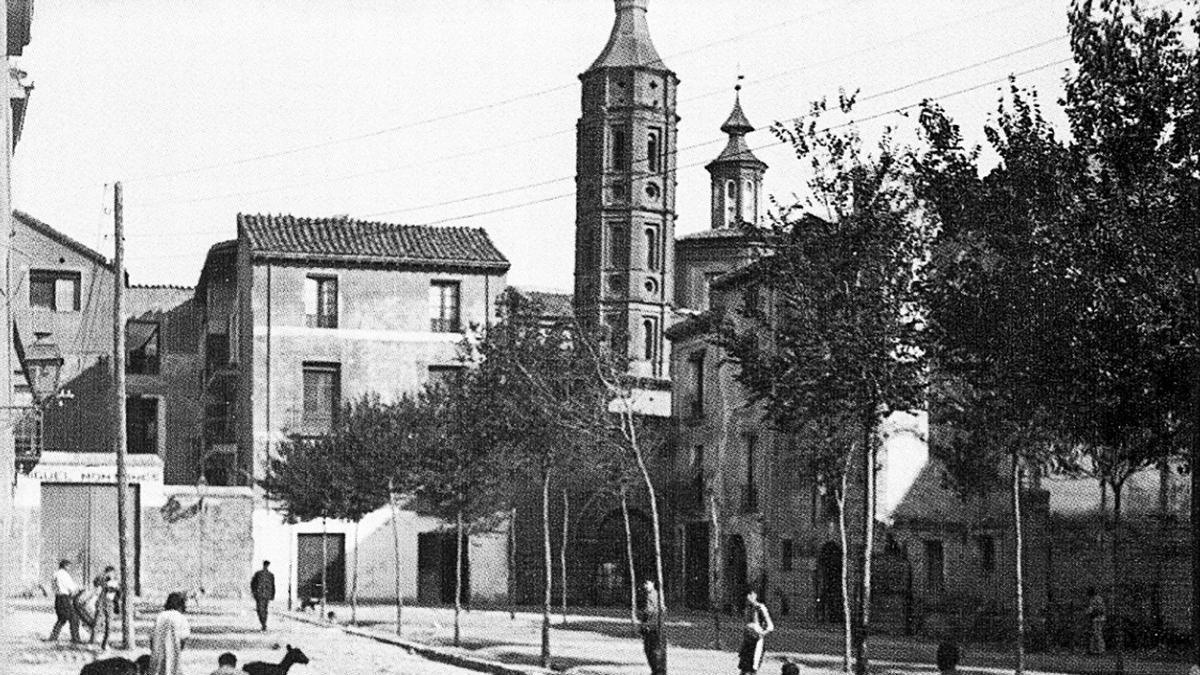 Imagen Antigua plaza Huesca con la iglesia de San Juan de los Panetes