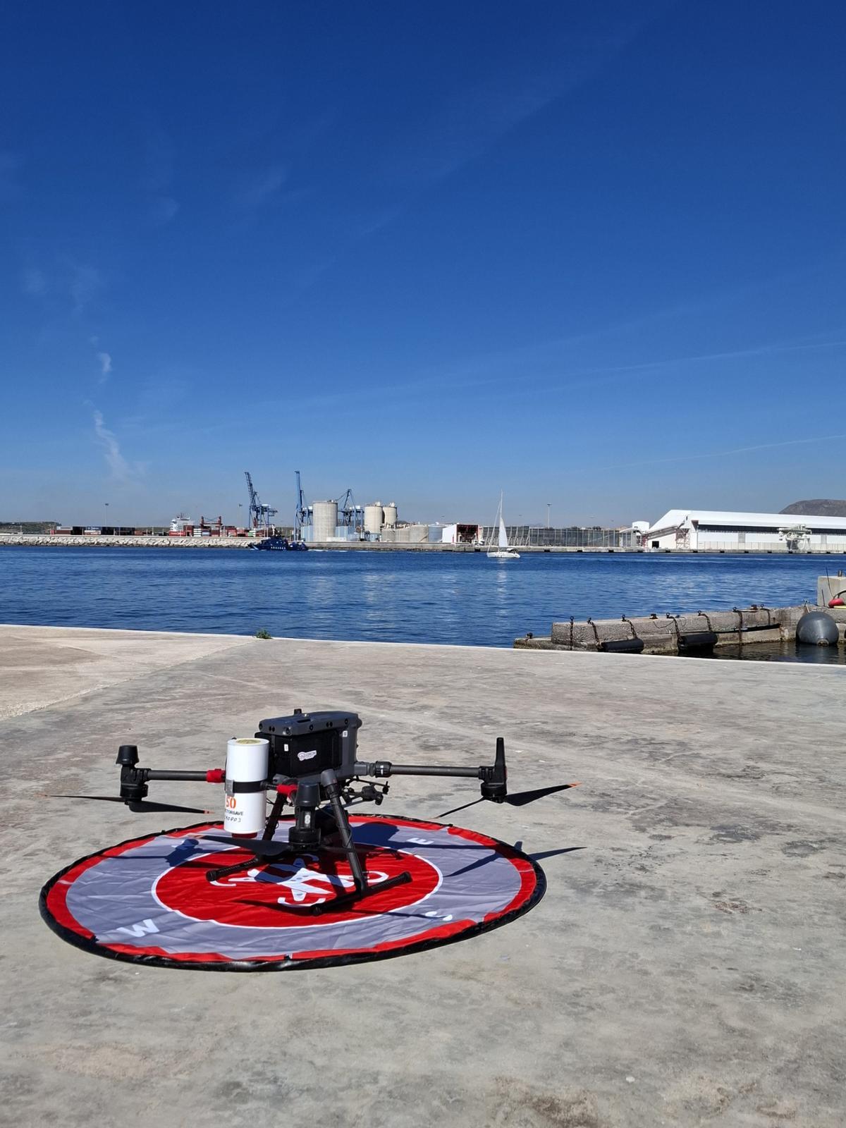 El dron que está catografiano el puerto.