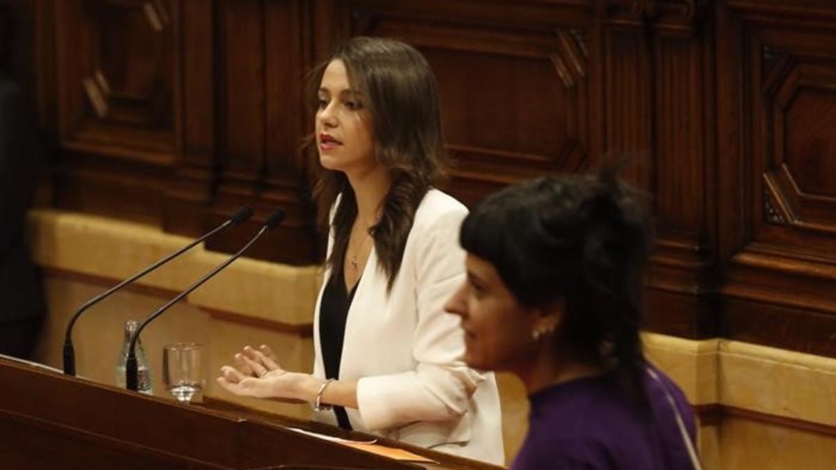 Inés Arrimadas y Anna Gabriel, en la cuestión de confianza a Puigdemont en el Parlament.