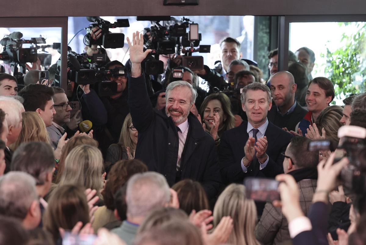 El líder del PP y presidente en funciones de Aragón, Jorge Azcón, este lunes junto a Alberto Núñez Feijóo, en la sede de Génova.