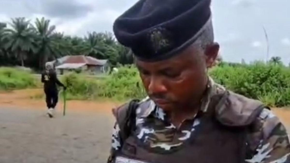 Archivo - Un agente de la Policía en Nigeria