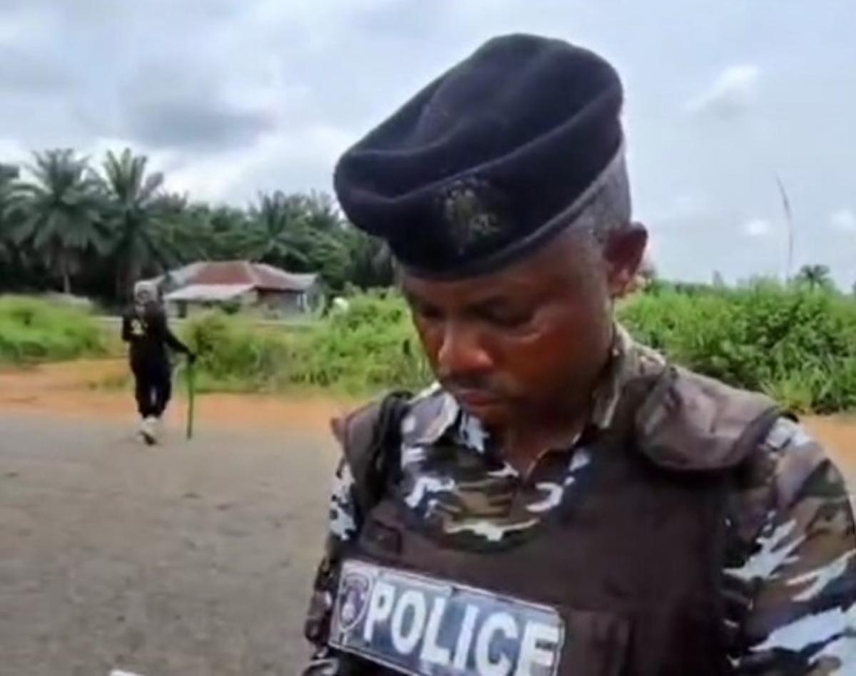 Archivo - Un agente de la Policía en Nigeria