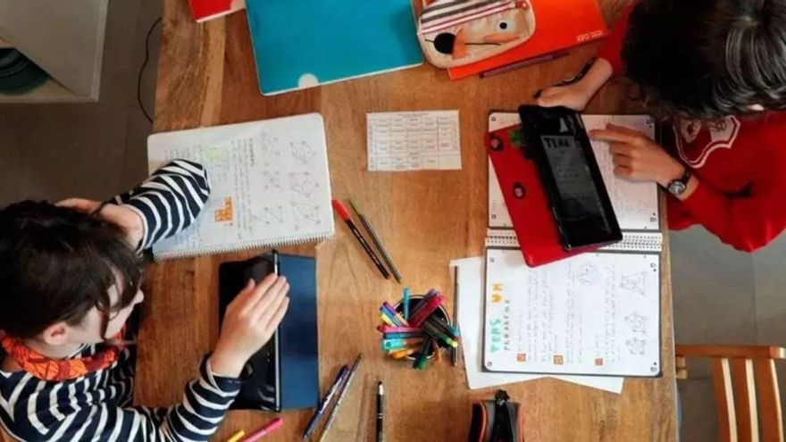 Los niños rinden más rápido en tareas cognitivas cuando no están con un adulto