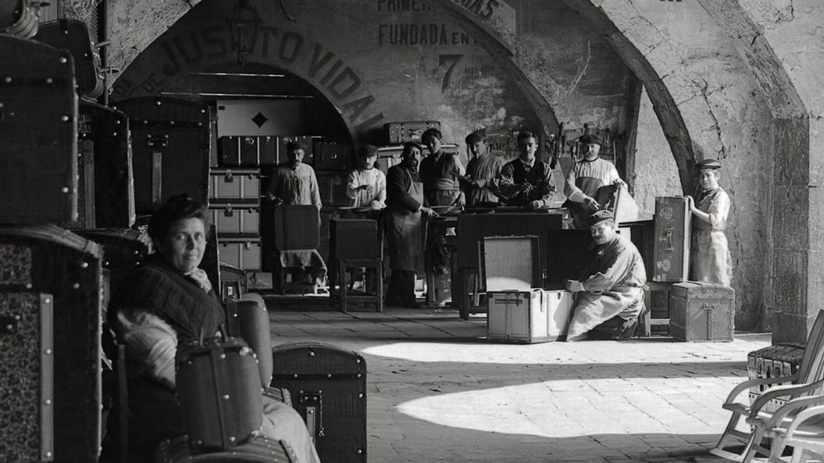 Voltes dels Encants al carrer del Consolat de Mar, en una imatge de 1908. | MIQUEL MATORRODONA MAZA / AFB Voltes dels Encants al carrer del Consolat de Mar, en una imatge de 1908. | MIQUEL MATORRODONA MAZA / AFB