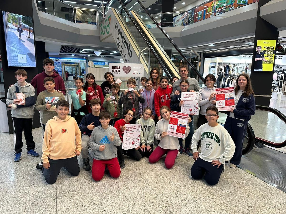 Profesores y alumnado del colegio Eduardo Lucena que han colaborado en difundir la donación de sangre.