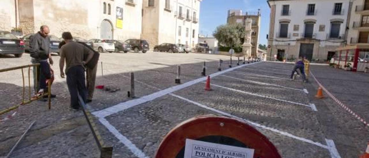 Albaida instala bolardos en la Plaza Mayor para alejar los coches de la fachada del Palau