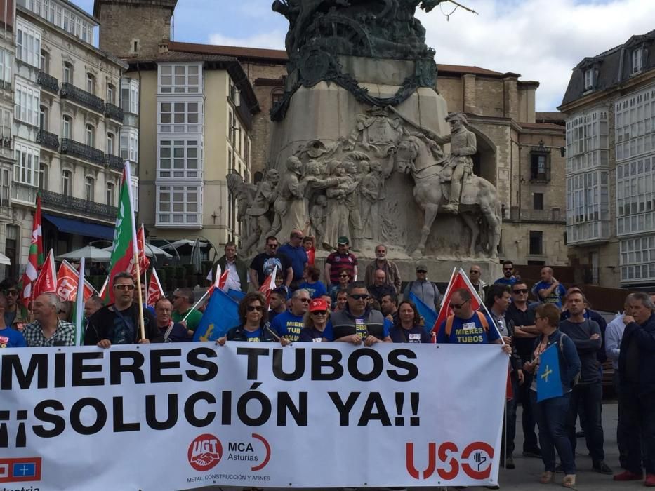 Los trabajadores de Mieres Tubos se manifiestan en Vitoria.