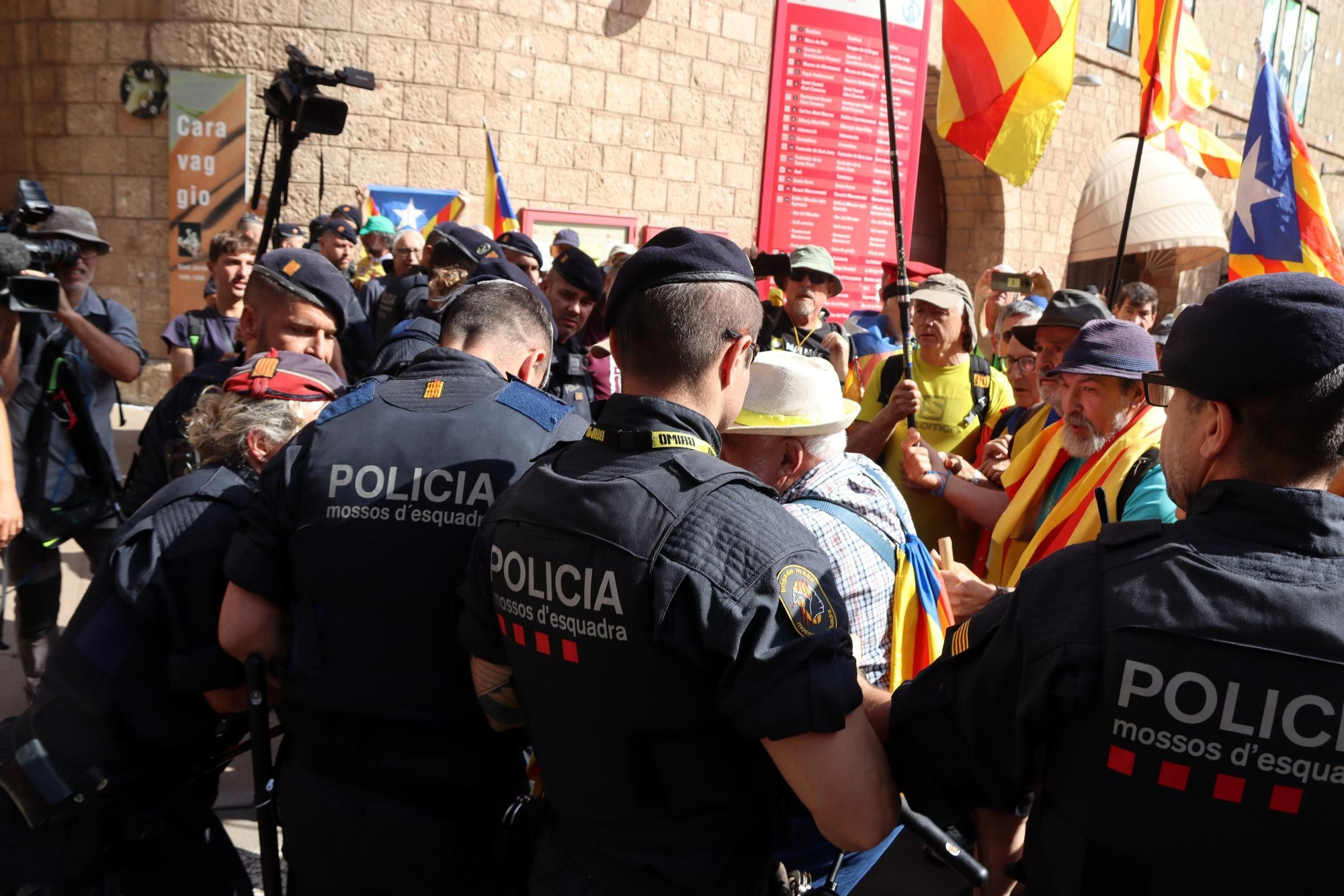 Les fotos de la protesta contra Felip VI a Montserrat