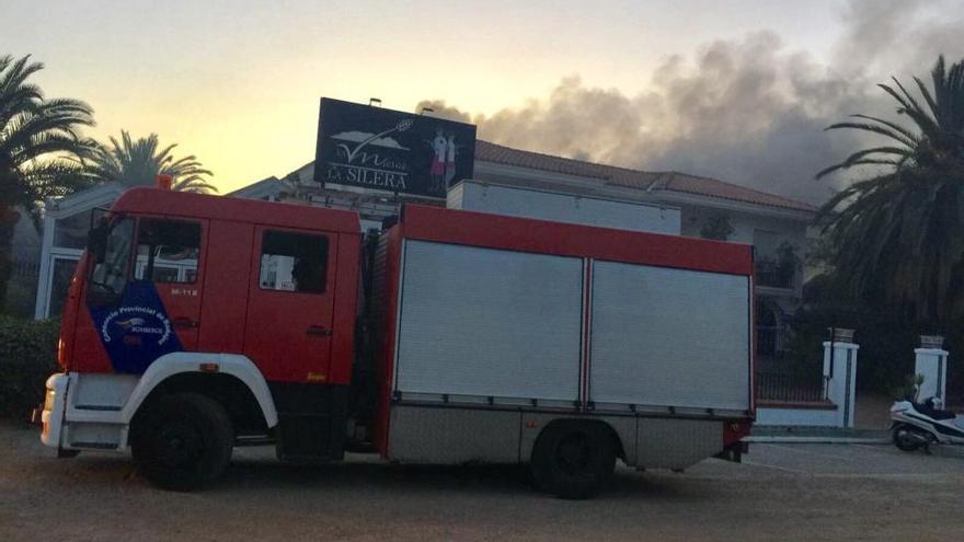 Un incendio de pastos quema parte del restaurante &#039;La Masía de la Silera&#039; en Almendralejo