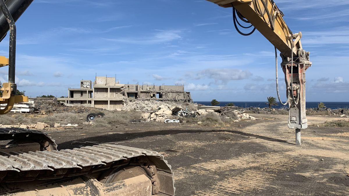 Primer derribo de un hotel ilegal en Costa Teguise