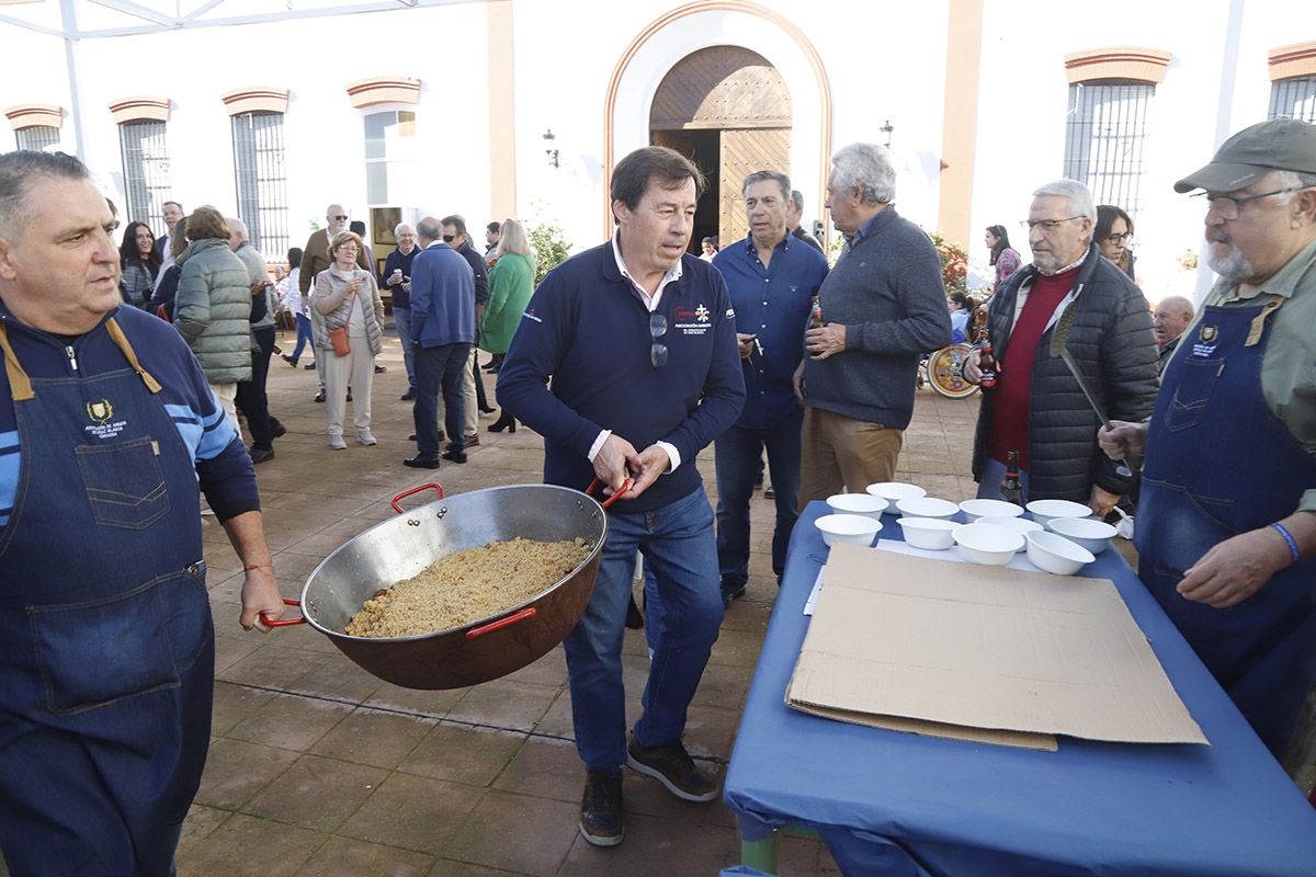 Las migas solidarias de la Cruz Blanca, en imágenes