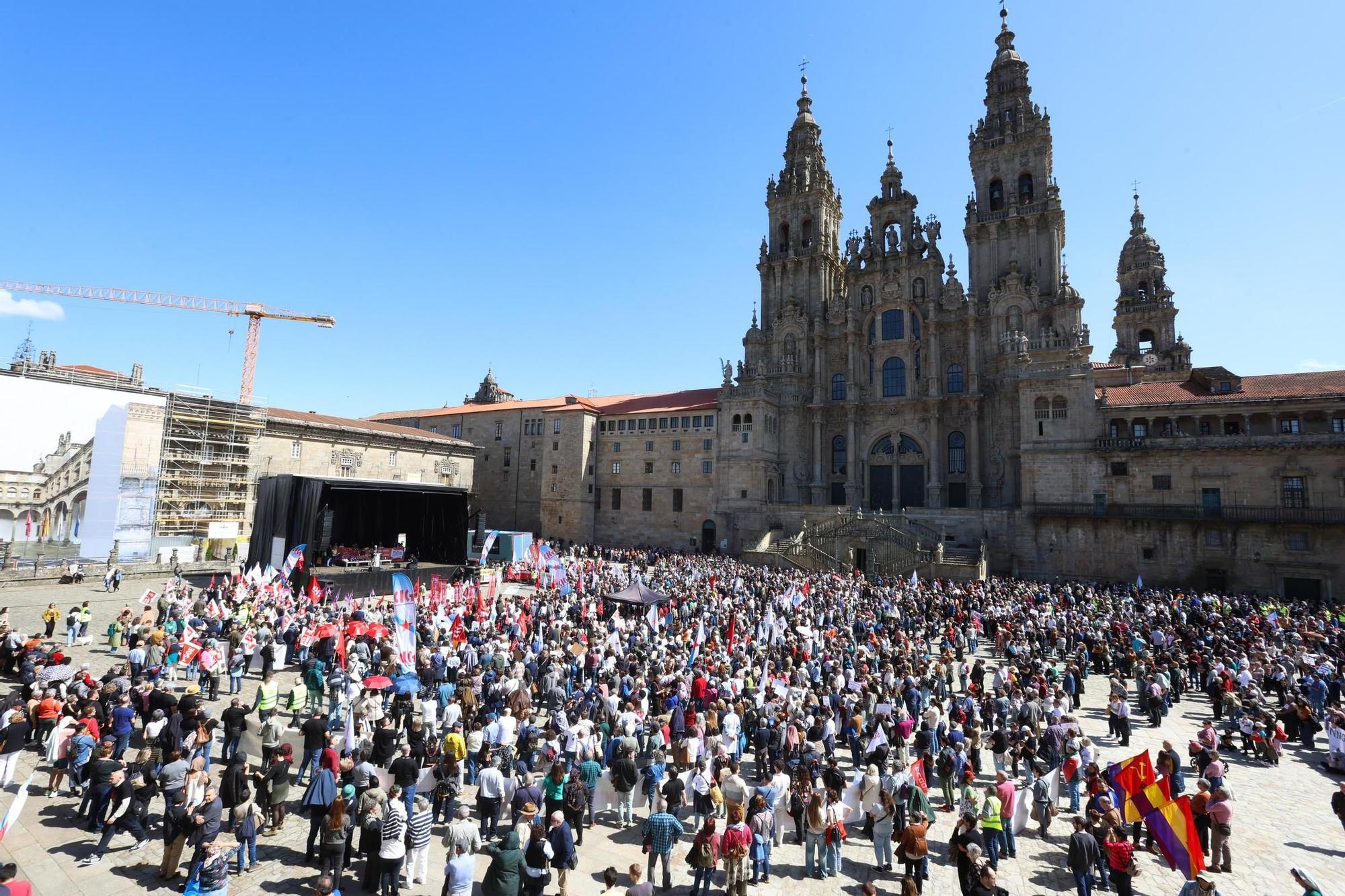 Miles de gallegos reivindican mejoras en la sanidade pública en Santiago