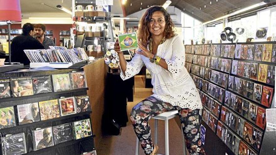 Samba-Tänzerin Mónica Rocha vermittelt auf der Insel Musiker aus ihrer Heimat.