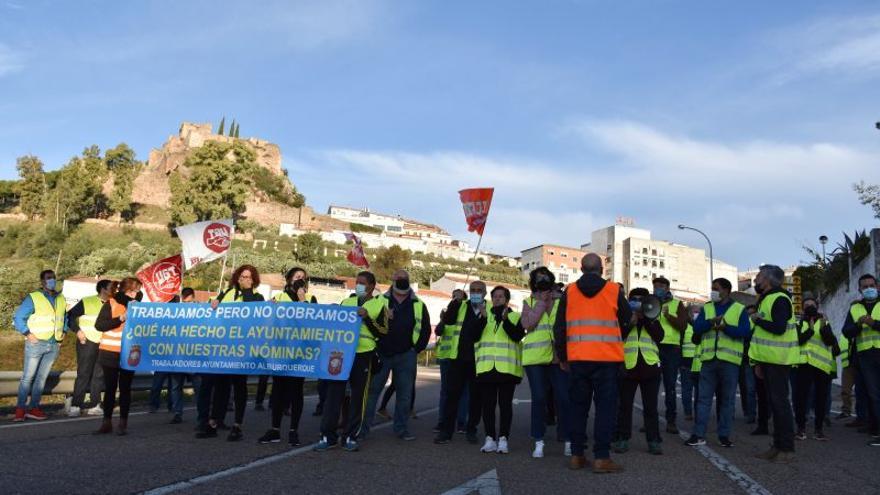 Trabajodores y vecinos de Alburquerque durante el corte de la Ex-110.