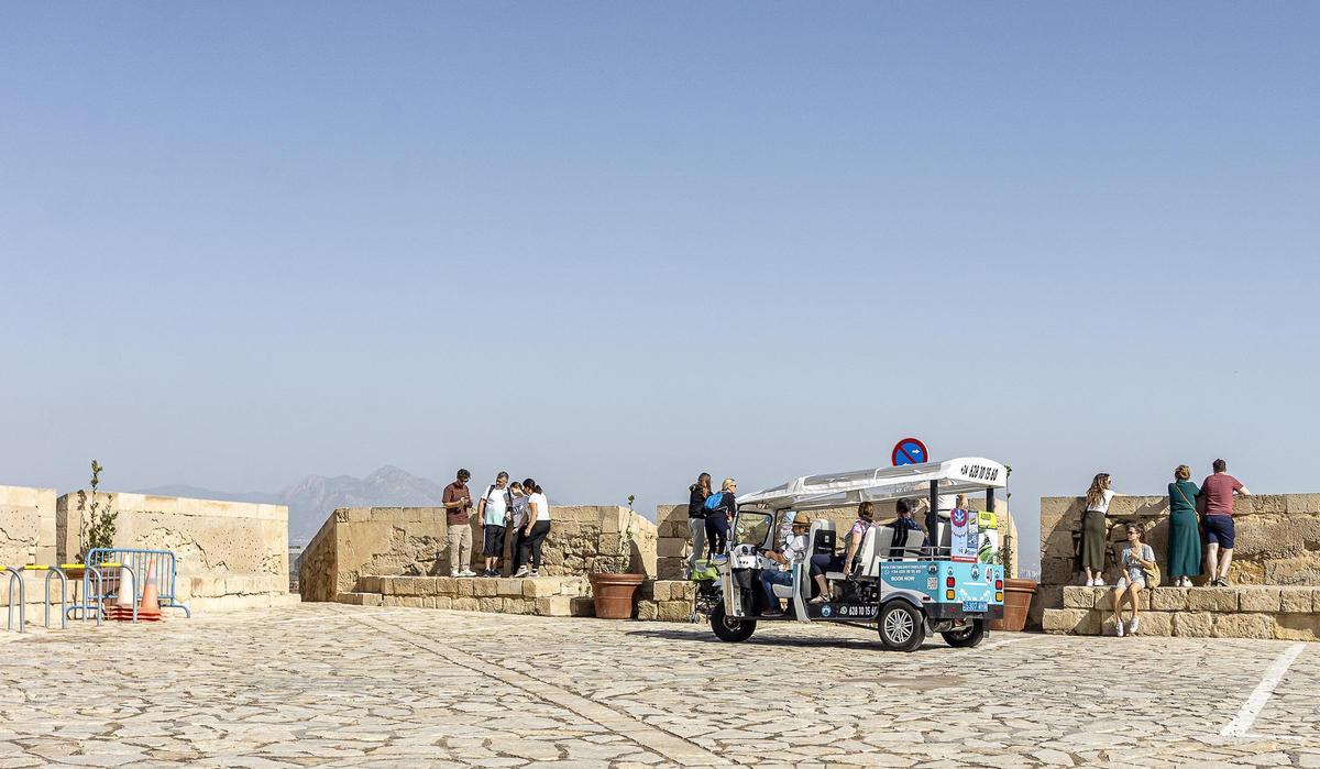 Un tuk tuk parado en la cima del Castillo de Santa Bárbara, esta semana.
