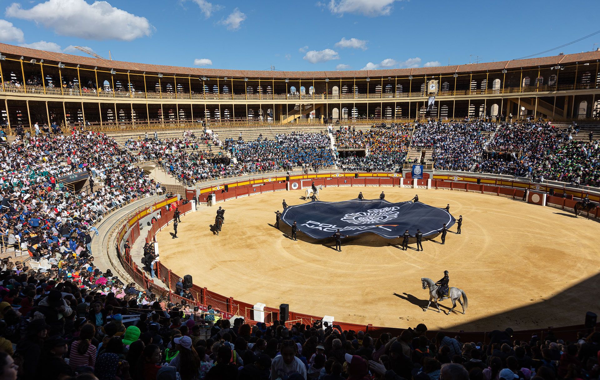 La Policía Nacional conmemora su 200 Aniversario con una exhibición en la Plaza de Toros de Alicante