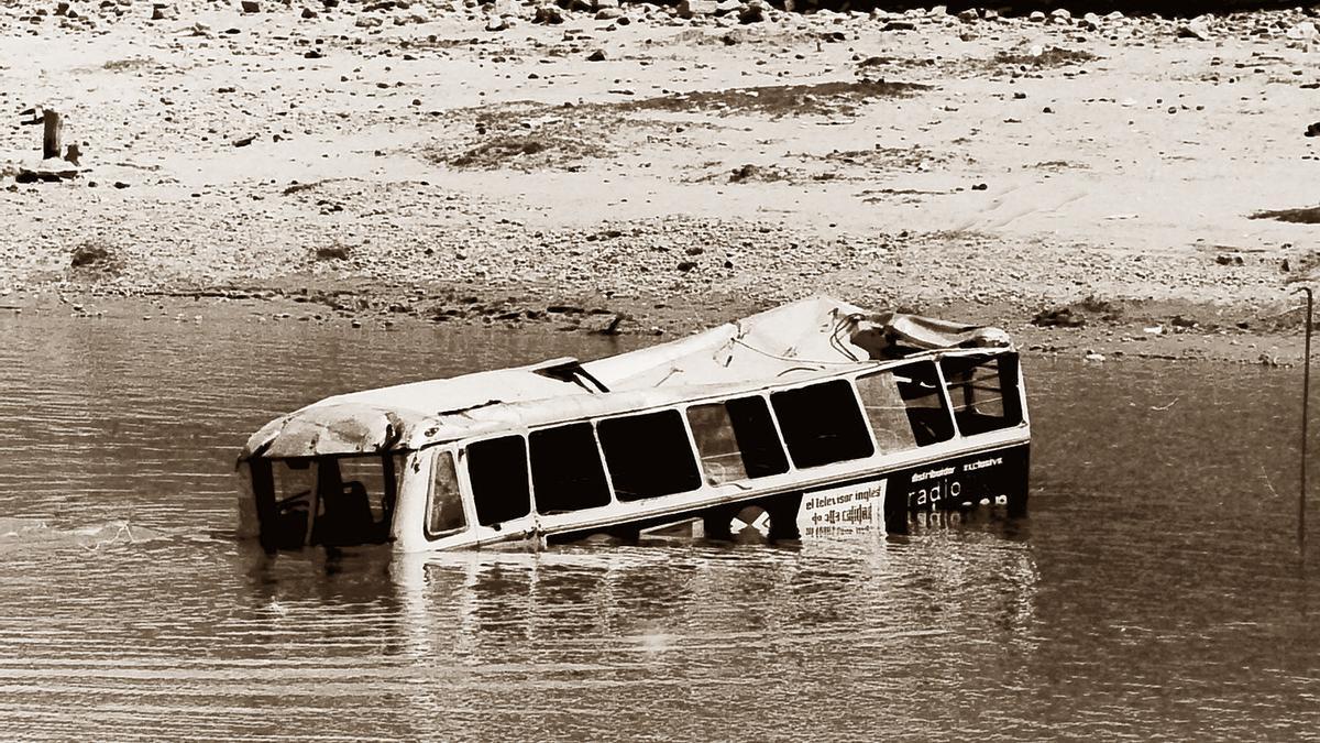 El autobús de Aucorsa que se precipitó al río.