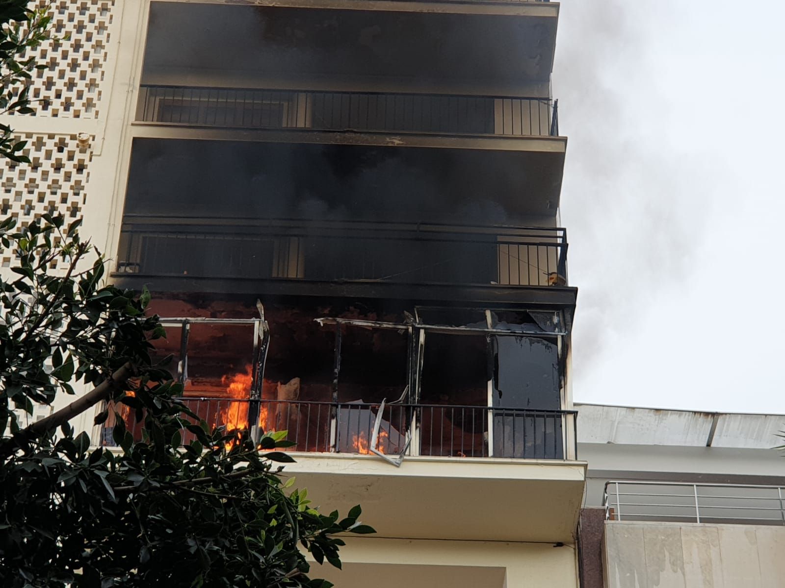 Alarma por un gran incendio en el centro de Ibiza