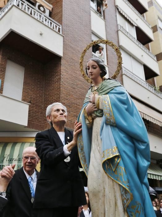 Pese a la fina lluvia que caía a primera hora de la mañana la procesión de Domingo de Resurección pudo celebrar el tradicional Encuentro en las cuatro esquinas