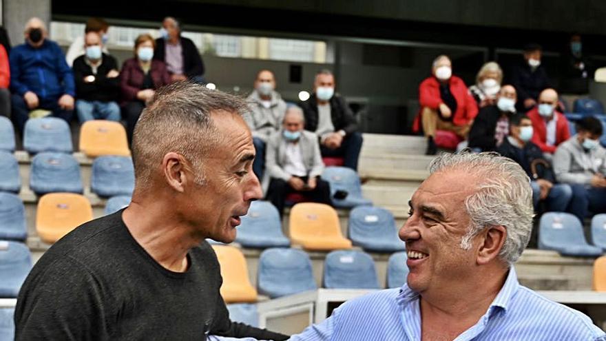 Saludo entre ambos entrenadores antes del partido. | // RAFA VÁZQUEZ