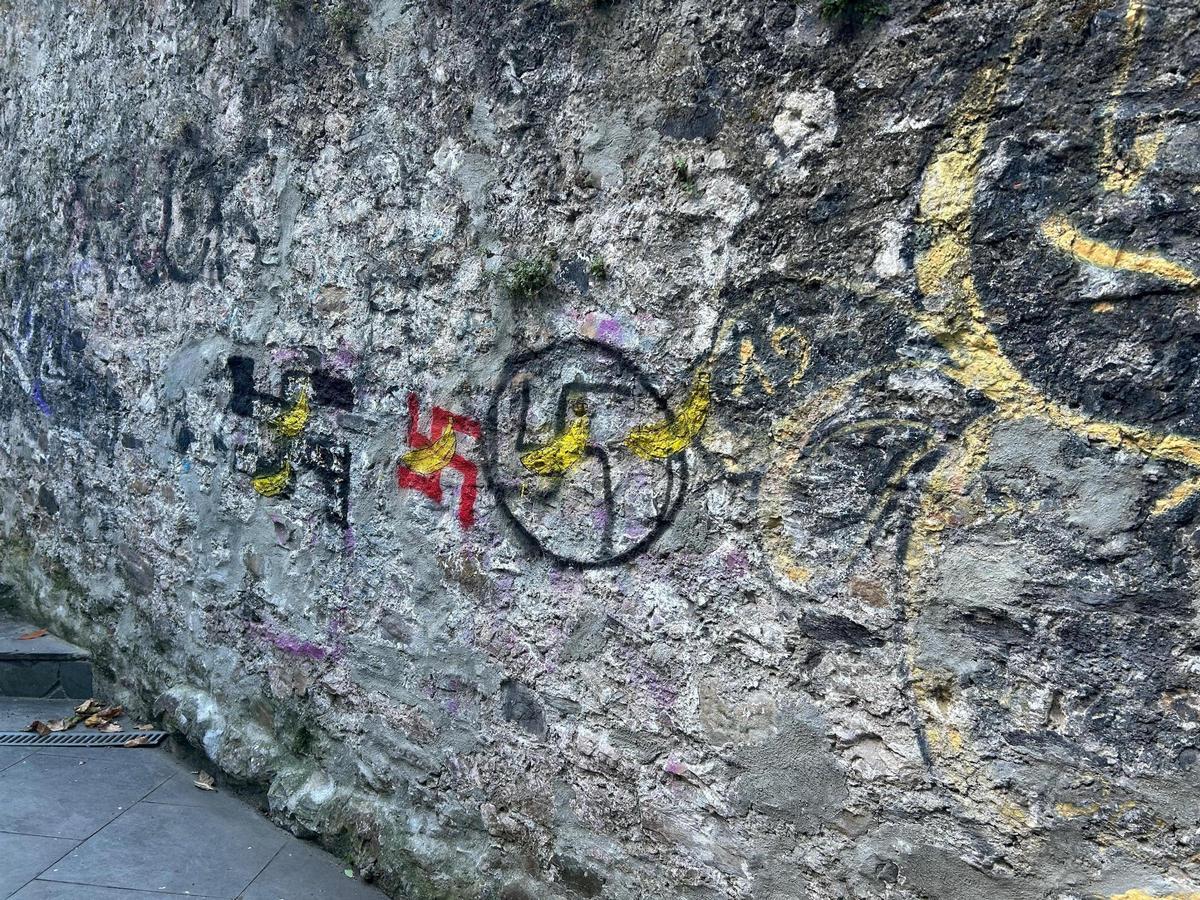 Pintadas de simbología nazi en el Pixuecu.