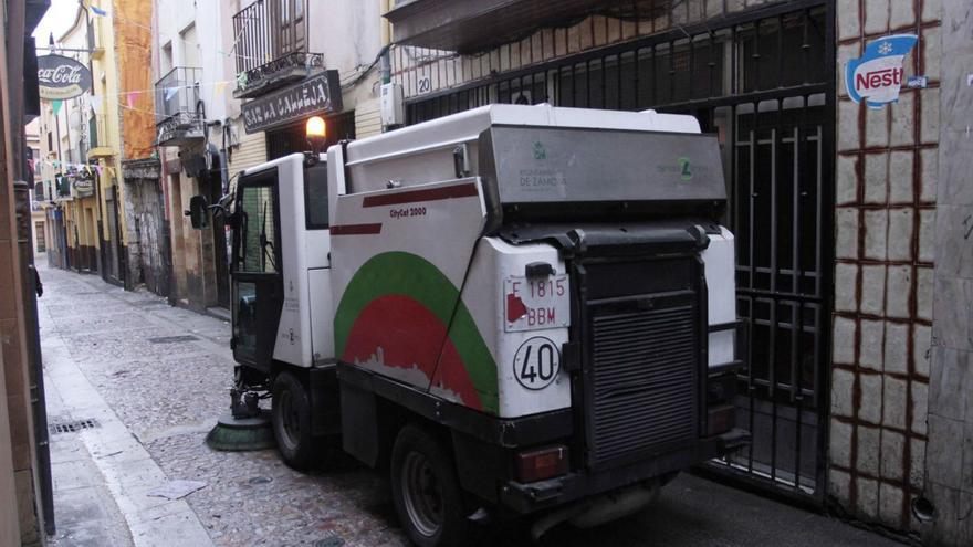 Un empleado de Zamora Limpia pasa con una máquina barredora por la calle de Los Herreros.