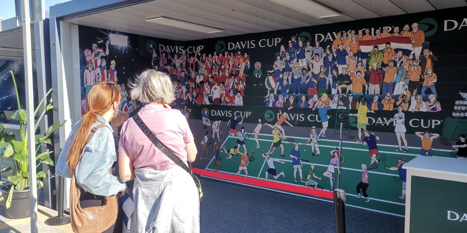 Ambiente en la fan zone de las Finales de la Copa Davis de 2023, en el primer día de competición.