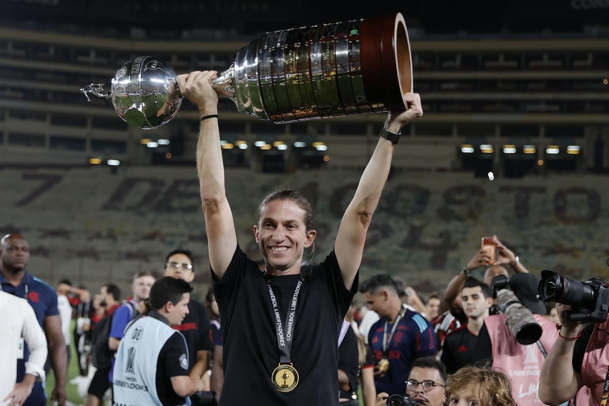 AMDEP9840. LIMA (PERÚ), 29/11/2025.- El entrenador de Flamengo Filipe Luís celebra con el trofeo de la Copa Libertadores este sábado, en el estadio Monumental U, en Lima (Perú). EFE/ José Jácome