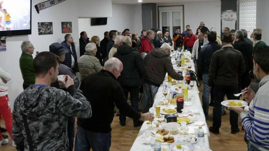 Un momento de la inauguración de la nueva peña madridista en Moaña.