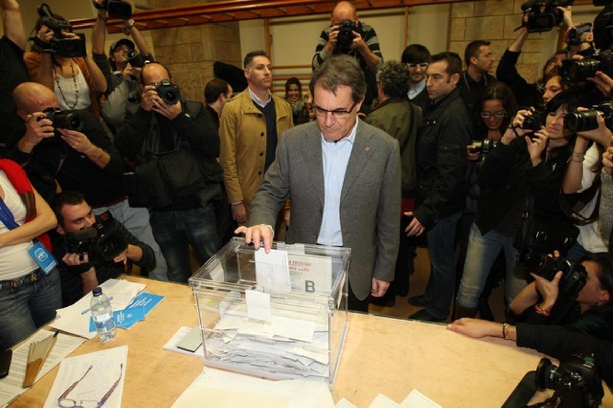 Artur Mas vota en su colegio electoral