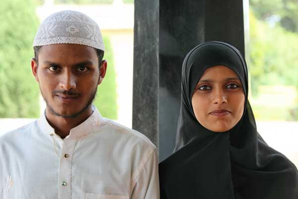 Pareja en la tumba del Sultán Tippu, en el distrito de Mandya.