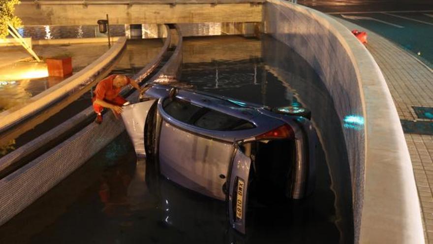 Un coche cae al agua de la rotonda en la avenida de Cataluña