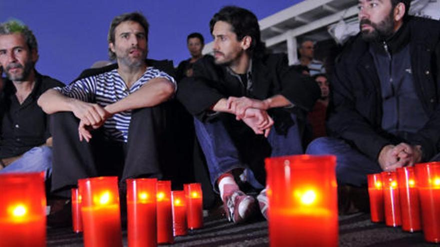 Velas para Haidar. Los actores Alberto San Juan y Juan Diego Botto y el director de cine Jaime Rosales se desplazaron ayer a Lanzarote para solidarizarse con Aminatu. Los cineastas pidieron la intervención de Rodríguez Zapatero.