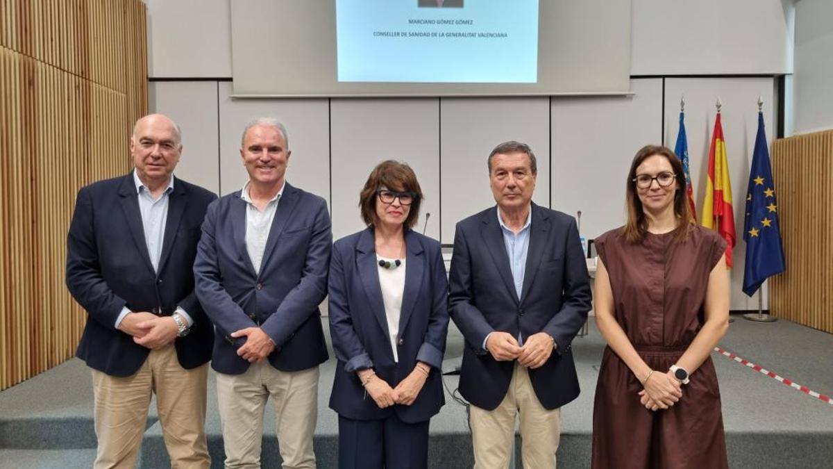 El conseller, este martes, durante la presentación de los dispositivos de glucosa para diabéticos