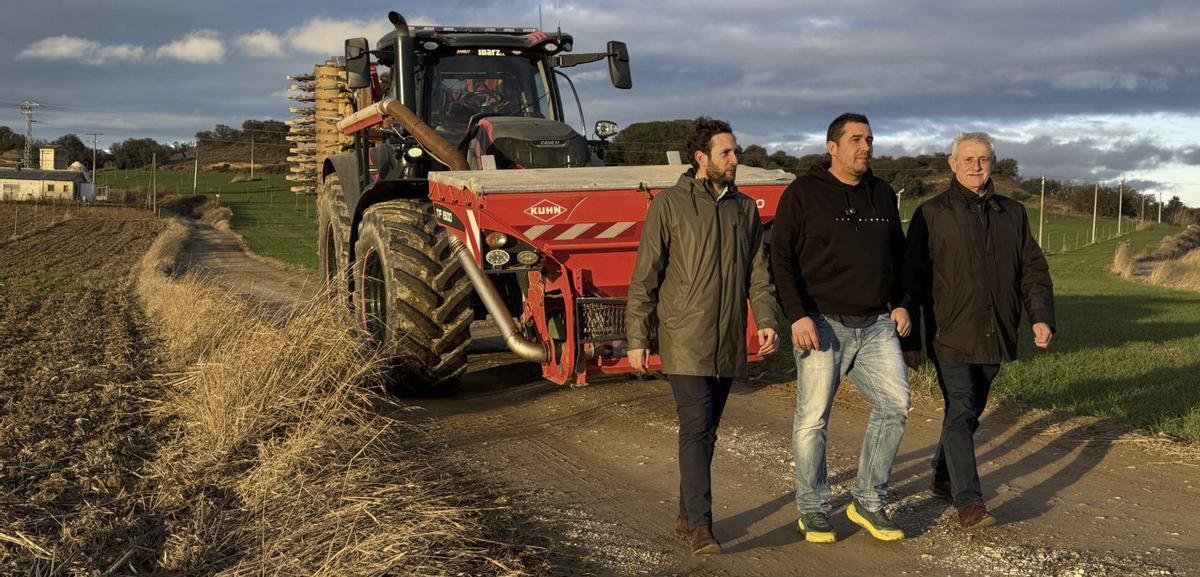 El presidente de la DPH, Isaac Claver y el diputado Álvaro Bescós, acompañan al agricultor Javier Hospital.