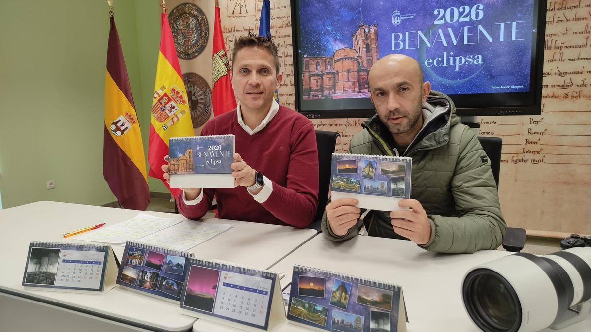 El concejal de Turismo (izquierda) y el fotógrafo de las imágenes del calendario 2026 (derecha), tras la presentación.