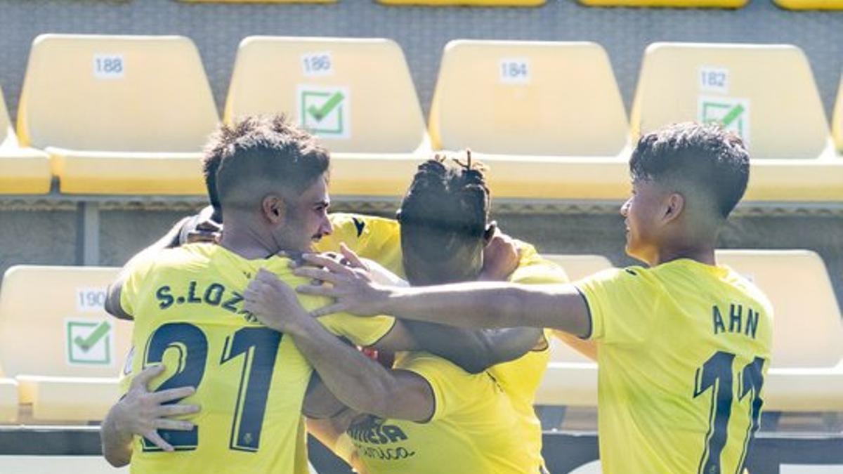 Los jugadores del Villarreal B, celebrando un gol