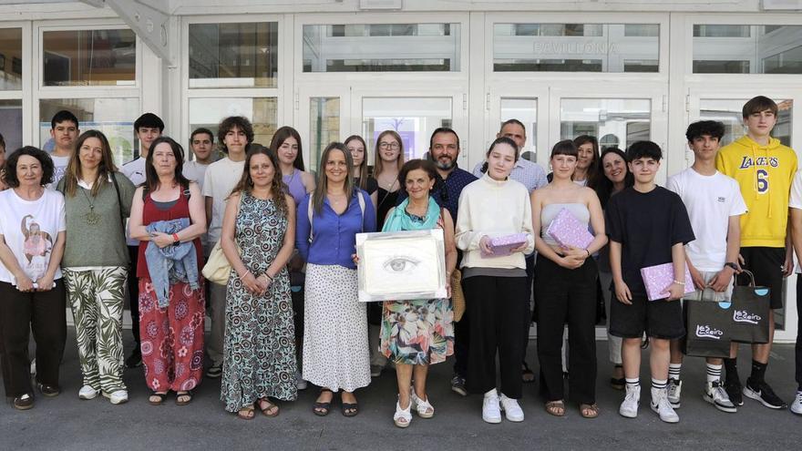 Premiados, profesores y familiares de «Guada» Díaz, ayer, tras el acto celebrado en el IES Laxeiro de Lalín . | Bernabé/Javier Lalín