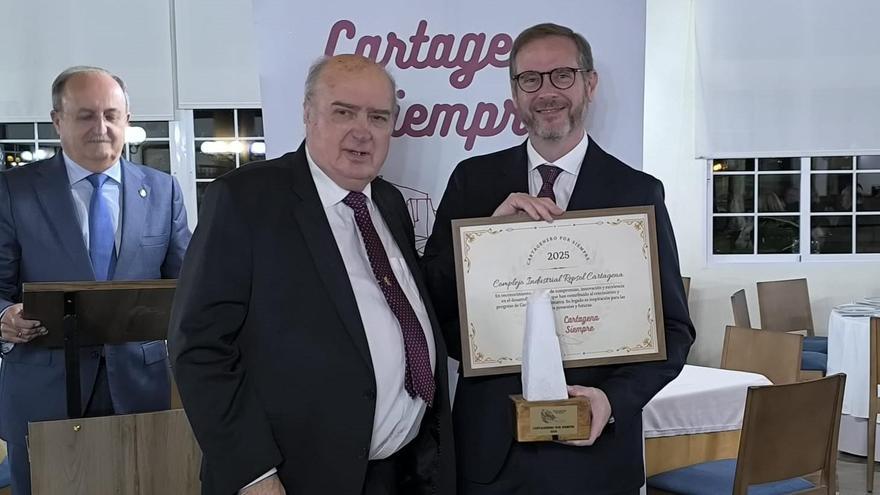 El presidente de la asociación Cartagena Siempre, Fulgencio Sevilla, y Rafael Quesada, director del Complejo Industrial de Repsol.