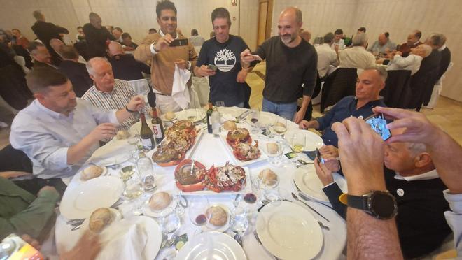 Así fue el almuerzo de cofrades organizado por la Cofradía do Centolo Larpeiro en el restaurante vinoceta Norat, en O Grove.