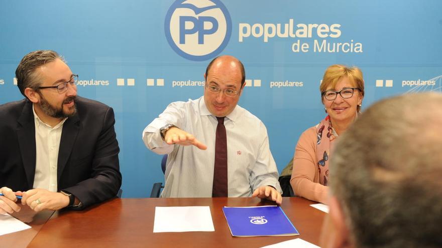 Pedro Antonio Sánchez, con Maruja Pelegrín y los vicesecretarios del Partido Popular.